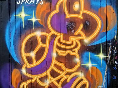 Bonhomme néon, porte de Fat Cap Sprays — Street art de Fat Cap Sprays à London