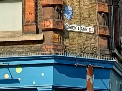 Sticker bleu, Brick Lane — Street art à London
