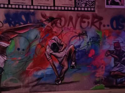 B-boys en action sous le pont — Street art à Paris