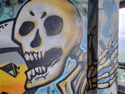 Le grand crâne jaune et la main de squelette — Street art à Grenoble