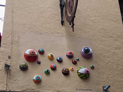 Nuée d'yeux sur la façade ocre — Street art de Les Frères Bonpinceau à Nantes