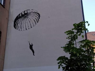 Les deux parachutistes et la plaque commémorative — Street art à Prague