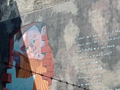Portrait Géométrique et Poème Hongrois — Street art à Budapest