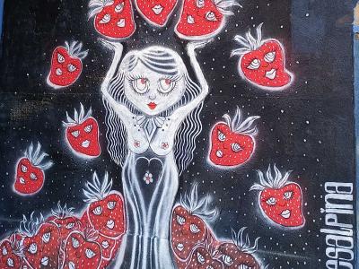 Femme-arbre aux fraises par Frosalpina — Street art de Fresalpina à Rīga