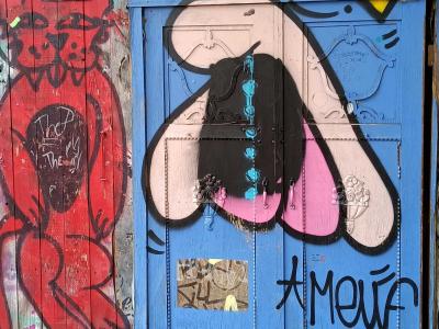Lapin couronné sur porte bleue — Street art à Berlin