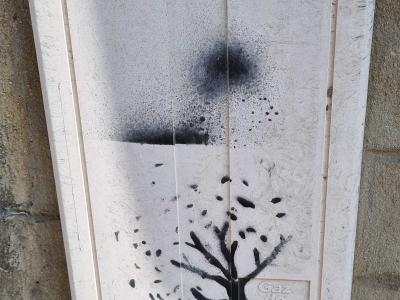 Pochoir arbre en plein vent — Street art à Tréguier