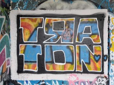 TOA TON dans son cadre blanc — Street art à Grenoble