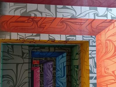 Entrée colorée aux motifs tourbillonnants — Street art à Paris