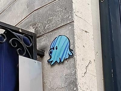 Petite méduse bleue par Gzup — Street art de Gzup à Paris