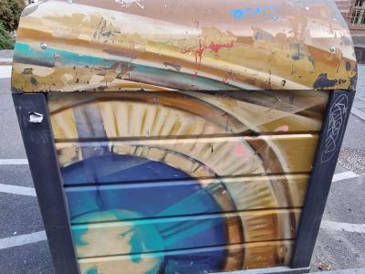 Le disque bleu et les rayons dorés — Street art à Strasbourg