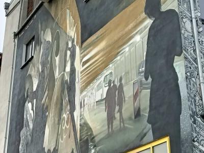Les silhouettes grises de la cour — Street art de Tasso à Berlin