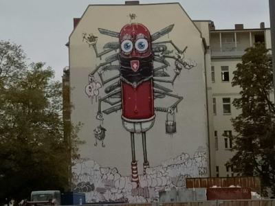 Robot Minimaliste Blanc — Street art de One Truth à Berlin