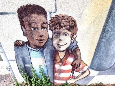 Portrait enfants réaliste avec plantes — Street art à Grenoble