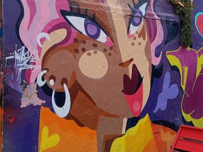 Portrait féminin aux cheveux roses — Street art à La Rochelle