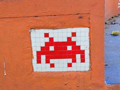 Invader rouge et blanc quai de Paris — Street art de Invader à Paris