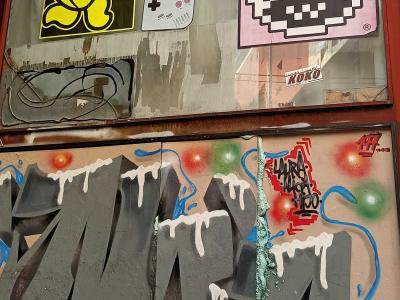 Stickers et graffiti wildstyle — Street art à Madrid