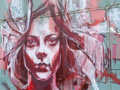Portrait féminin rouge et blanc par Jef — Street art de Jef à Redon