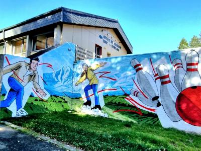 Bowling Players in the Mountains — Street art in Mont-Dore