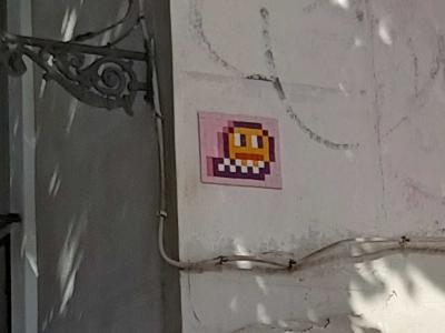 Mosaïque alien rose à Madrid — Street art de Basket of Nean à Madrid