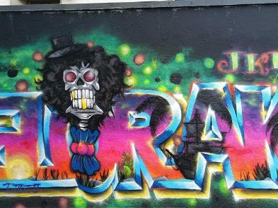 Squelette à haut-de-forme sur CIRAK — Street art à Berlin