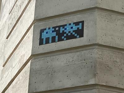 Invader Blue Alien Duo — Street art by Invader in Paris