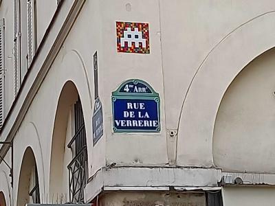 Space Invader rue de la Verrerie — Street art de Invader à Paris