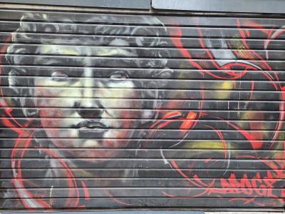 Portrait réaliste aux ornements rouges — Street art à Clermont-Ferrand
