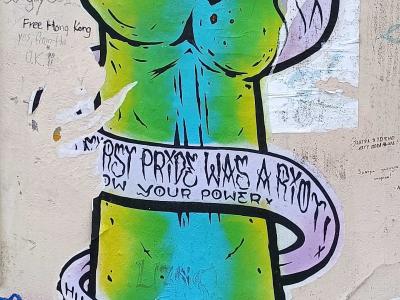 Colorful pop-art hand — Street art in Vilnius