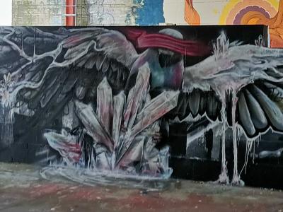 Ailes sombres et cristaux, fresque intérieure — Street art de KOTTITAUBE à Berlin