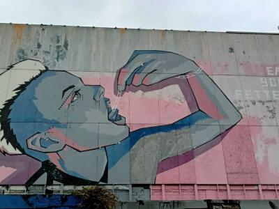 Mange tes chaînes — Street art de Fabifa à Berlin