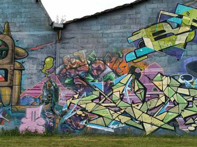Robot totem vert et lettrages explosifs — Street art à Redon