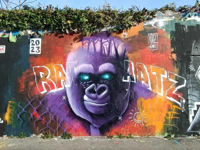 Le gorille violet de Ratz One — Street art de Ratz One à Nantes