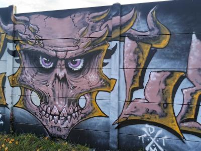 Crâne démoniaque doré — Street art à Rennes