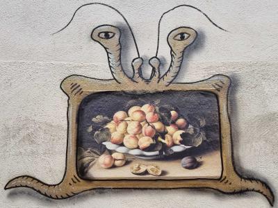 Limace aux yeux pédonculés et fruits — Street art de Codex Urbanus à Clermont-Ferrand