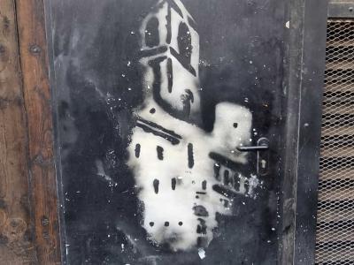 Clocher au pochoir noir et blanc — Street art à Clermont-Ferrand