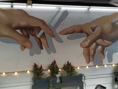 Deux mains qui se frôlent — Street art à Vilnius