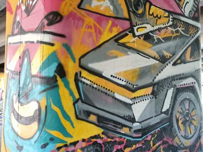 Personnage mysterieux et voiture futuriste — Street art à Rīga