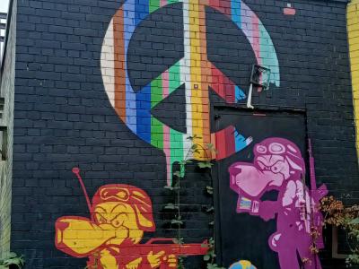 Chiens peintres et symbole de paix — Street art de Tobo à Berlin