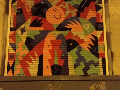 Fresque géométrique sur rideau — Street art à Lille