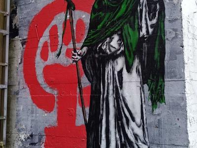 Déesse féministe au rouleau de peinture — Street art de FALCO à Berlin