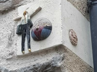 Miniatures sculptées sur angle de mur — Street art à Nantes