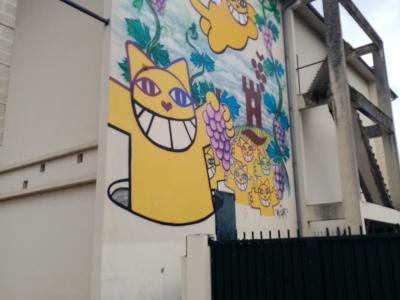 Chats jaunes et raisins violets — Street art de M. Chat à Castillon-la-Bataille