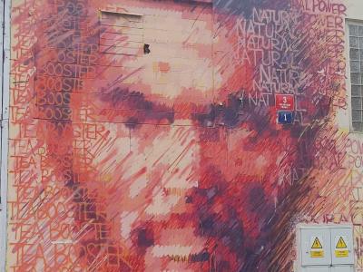 Grand portrait expressif aux tons rouge et orange — Street art à Prague