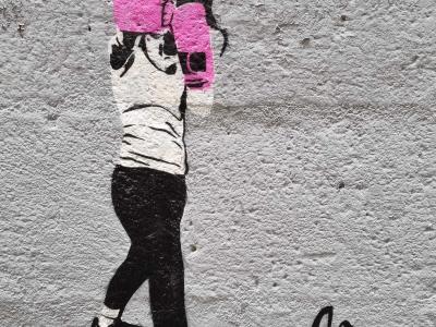 Figure géométrique rose — Street art à Clermont-Ferrand