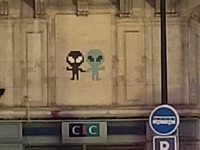 Pixel Alien Duo by Mr Djoul, Paris — Street art by Mr Djoul in Paris