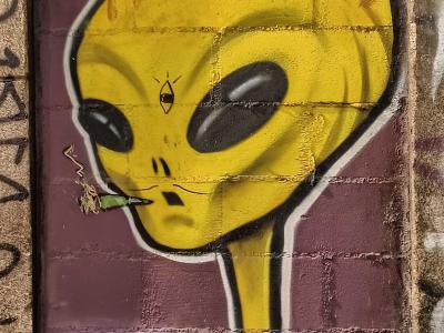 Alien fumeur sur fond violet — Street art à Porto