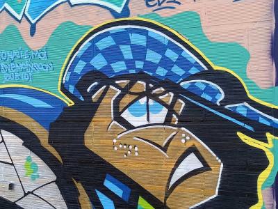Rappeur casquette bleue et lettrage NA — Street art à Rennes
