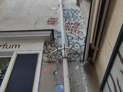 Graffiti urbain — Street art de Gzup à Paris