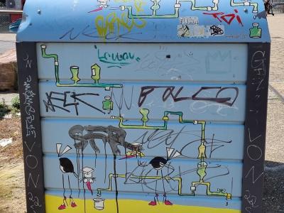 Créatures tubulaires sur conteneur bleu — Street art à Strasbourg
