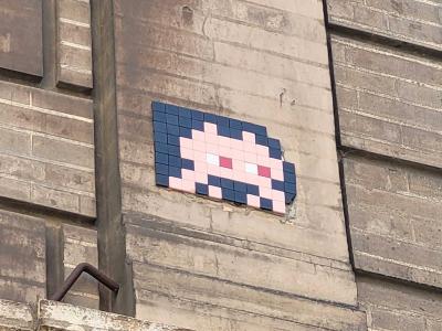 Invader TLS_06, Dark Blue Alien in Toulouse — Street art by Invader in Toulouse